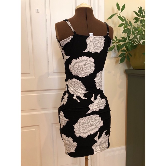 Stretchy black and white slinky dress - Picture 2 of 5